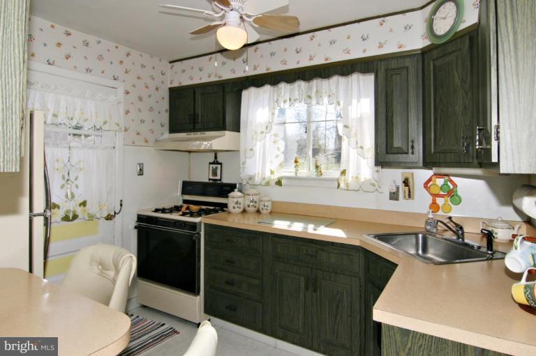 4703 Mawani Road Baltimore, MD 21206 - Photo 4 of 26 Kitchen