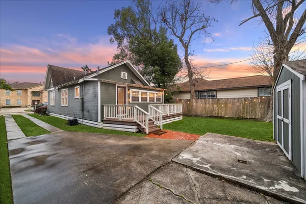 a view of a house with a yard