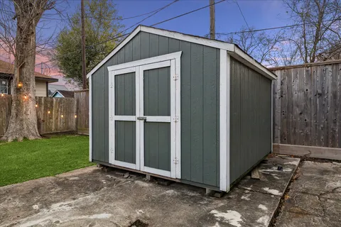 a view of a house with backyard