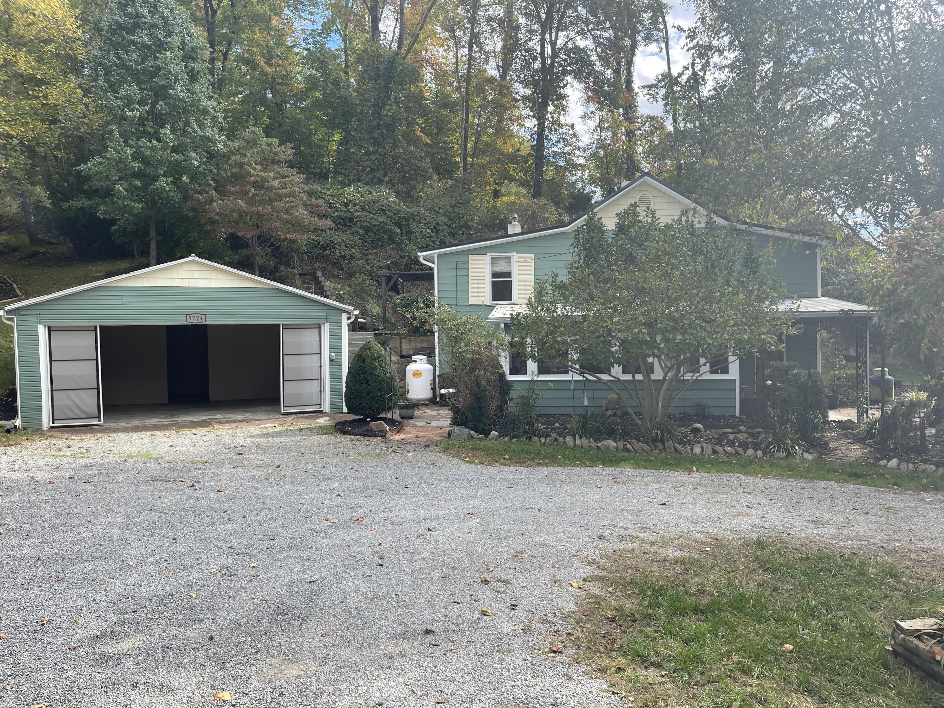 5724 Yellow Mountain Road Roanoke, VA 24014 - Photo 1 of 29 Front of House