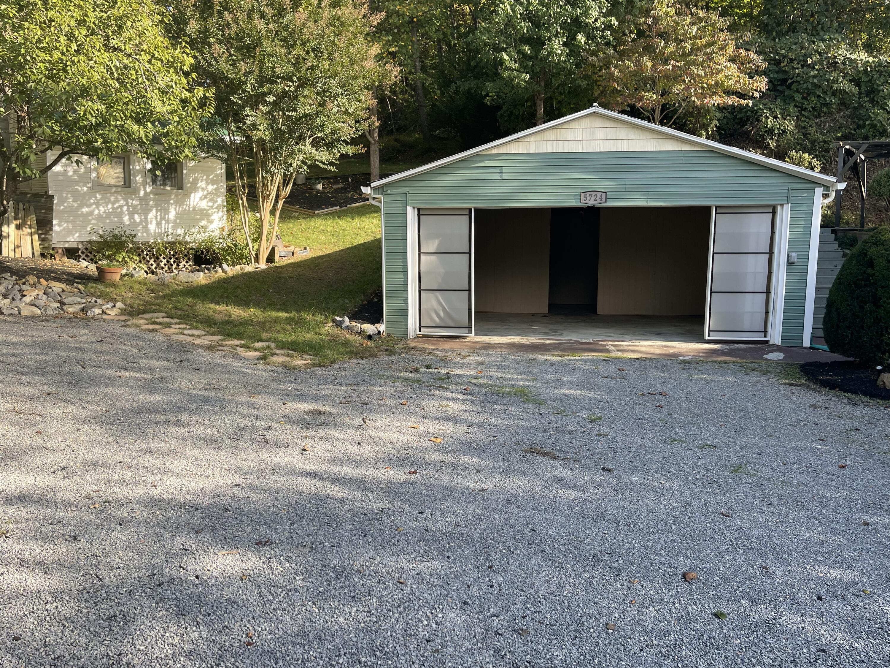 5724 Yellow Mountain Road Roanoke, VA 24014 - Photo 4 of 29 4026E9B2-7053-47A5-9064-BDFA858912F8