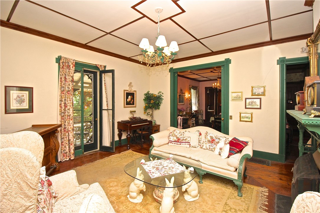 19 Old Beach Road Newport, RI 02840 - Photo 12 of 48 Living Room