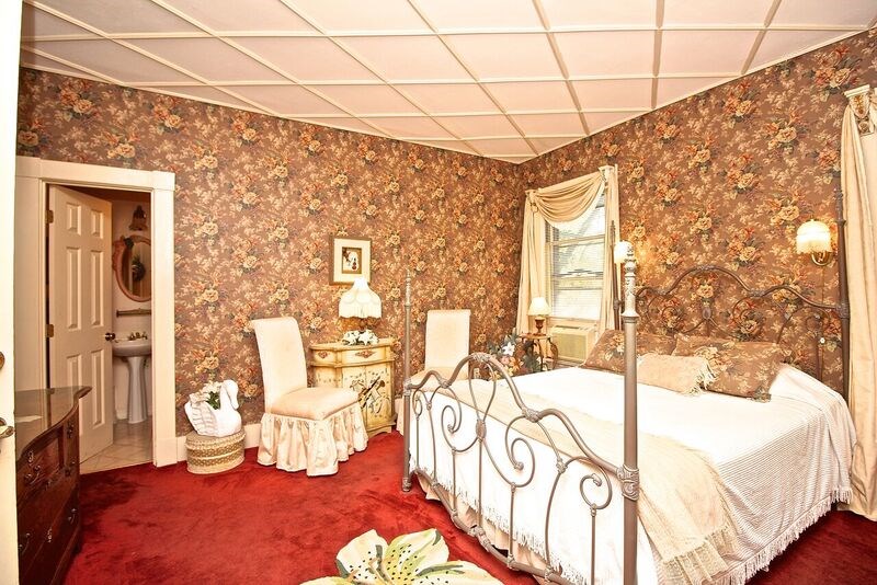 19 Old Beach Road Newport, RI 02840 - Photo 33 of 48 2nd Bedroom has private bath on the left