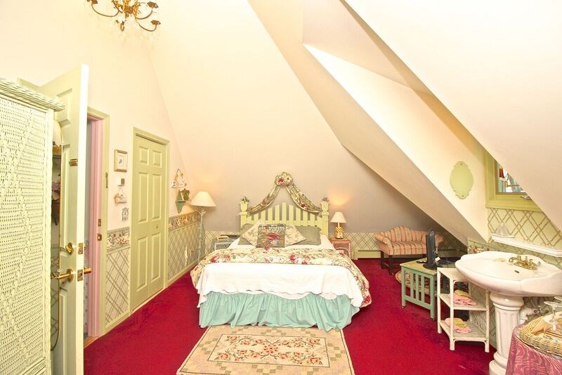 19 Old Beach Road Newport, RI 02840 - Photo 42 of 48 1st Bedroom on the 3rd Floor