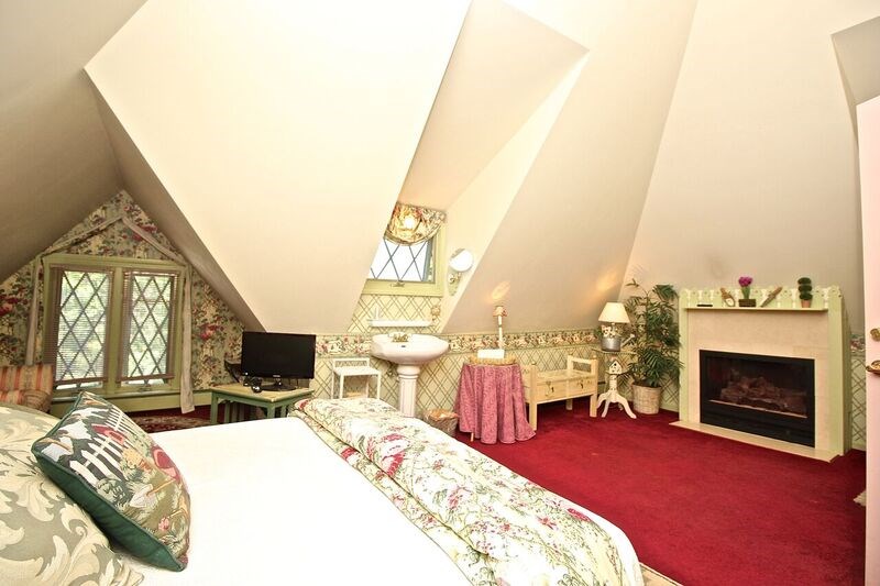 19 Old Beach Road Newport, RI 02840 - Photo 43 of 48 1st Bedroom on the 3rd Floor