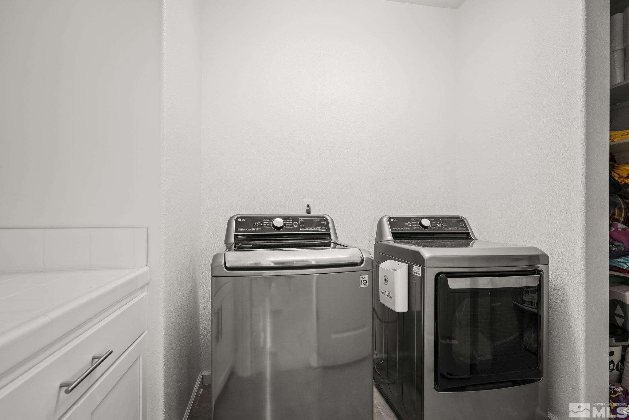 2835 Bonfire Lane Reno, NV 89521 - Photo 24 of 28 a utility room with dryer and washer