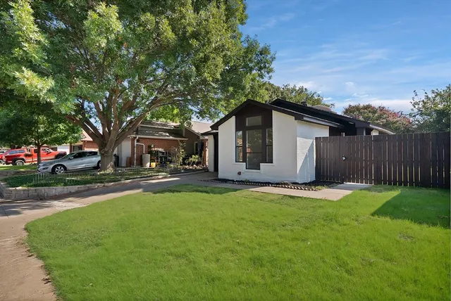 a view of a house with a yard