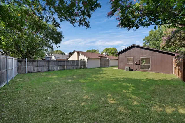 a view of a house with backyard and garden