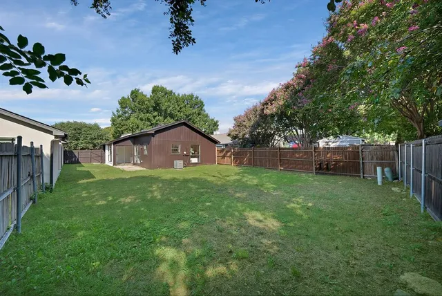 a view of a back yard