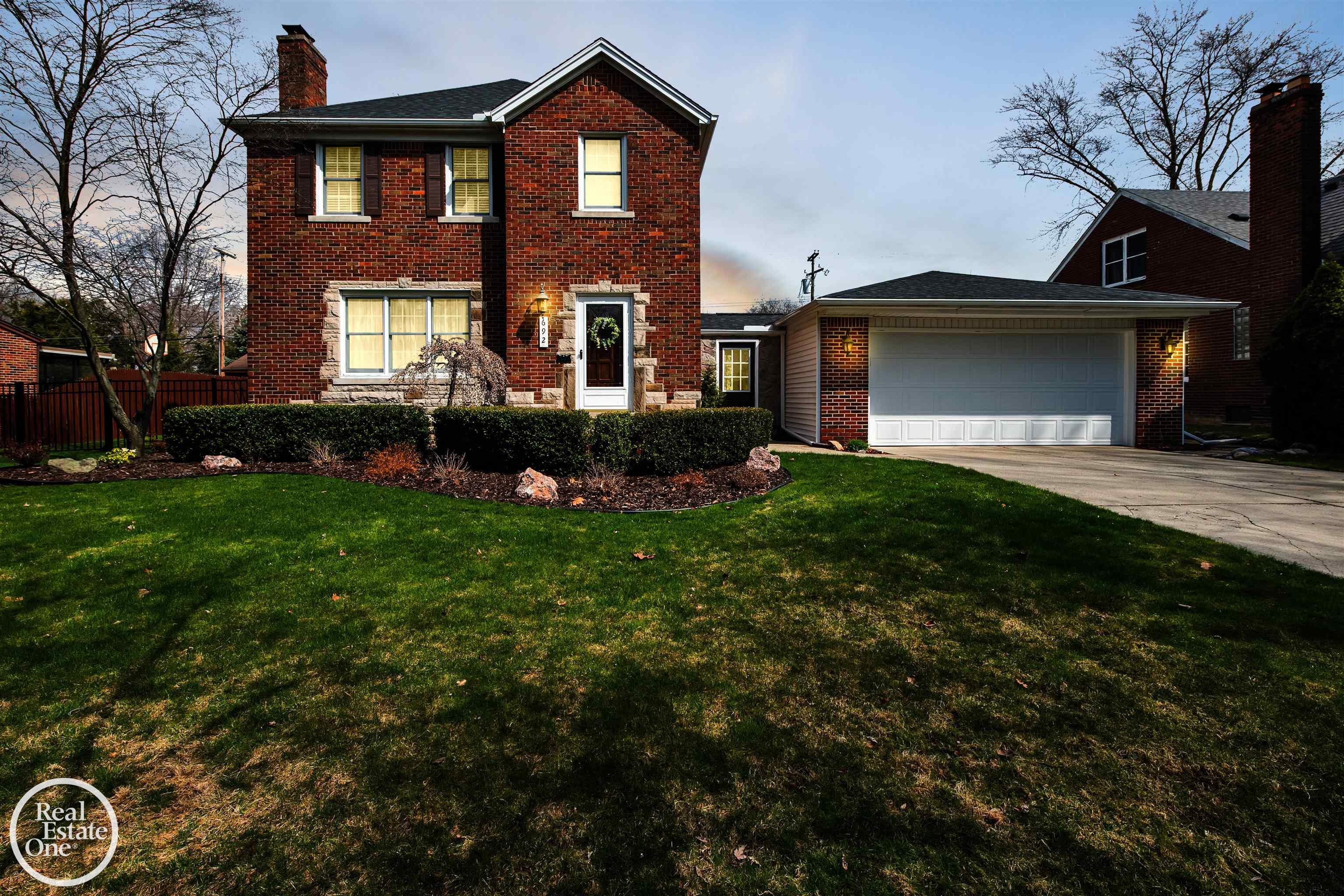 692 Hawthorne Road Grosse Pointe Woods, MI 48236 - Photo 3 of 33