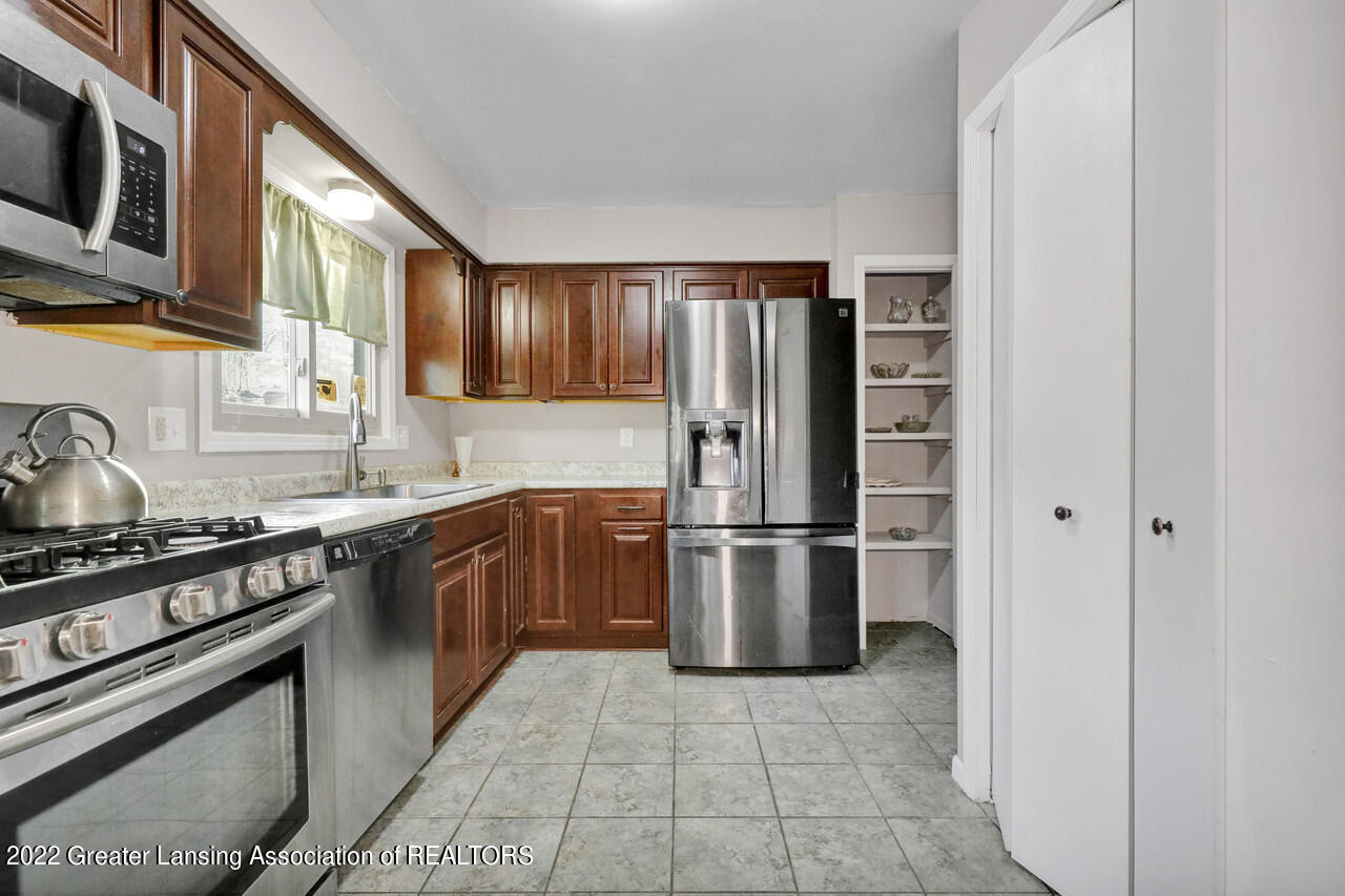 3117 Colchester Road Lansing, MI 48906 - Photo 9 of 38 _I3A1498