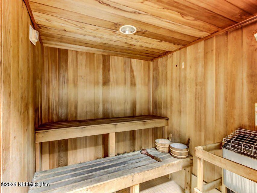 400 East Bay Street, Unit 1705 Jacksonville, FL 32202 - Photo 63 of 68 a room with a bed and a window