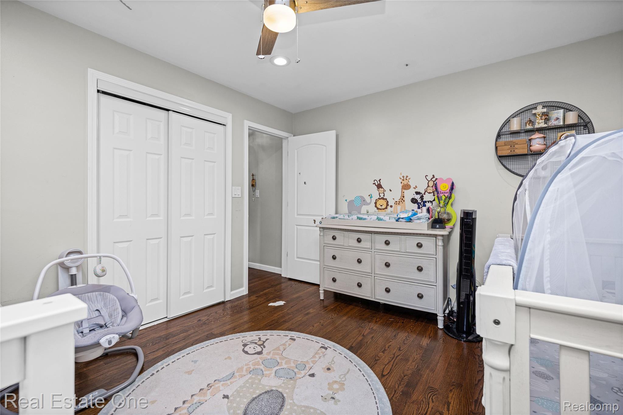 2810 Walbridge Drive Rochester, MI 48307 - Photo 28 of 58 Dark wood-finish flooring with light gray wall paint
