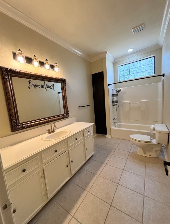 318 Ridgewood Road Goodrich, TX 77335 - Photo 19 of 49 a spacious bathroom with a sink a mirror and a bathtub