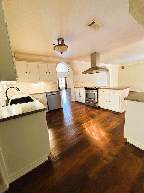318 Ridgewood Road Goodrich, TX 77335 - Photo 3 of 49 a kitchen with kitchen island a stove a sink and a refrigerator