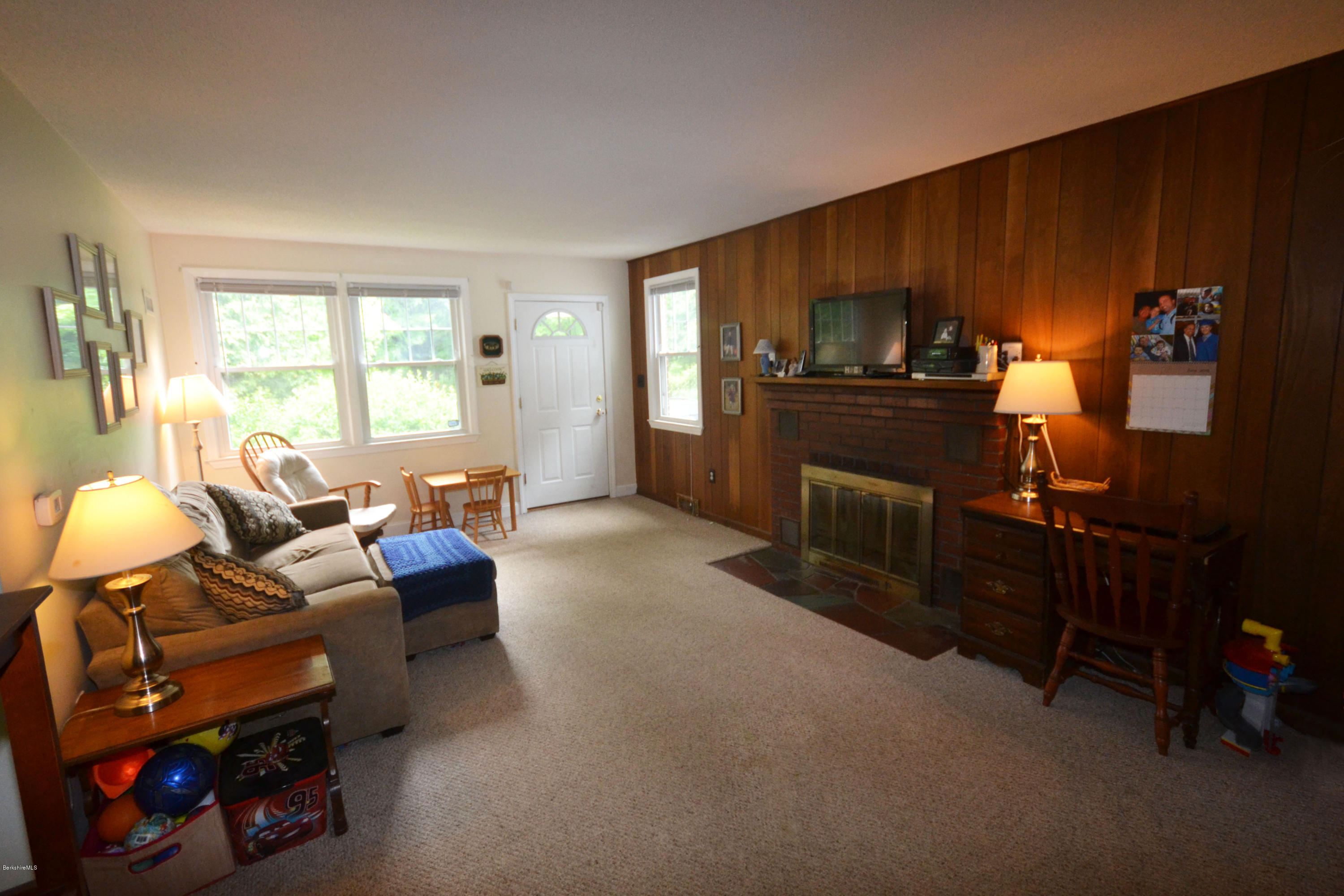 112 East Acres Road Pittsfield, MA 01201 - Photo 4 of 26 Living Room