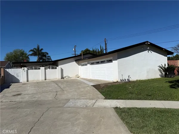 a view of a back yard of the house