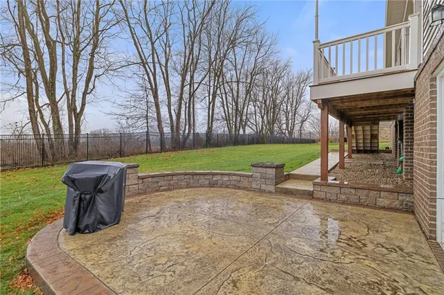 a view of a house with backyard and a tree
