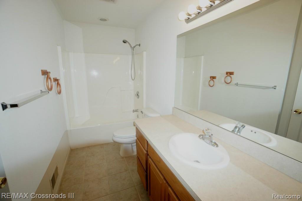 25280 Elwell Road Belleville, MI 48111 - Photo 10 of 11 BATH 2.jpg