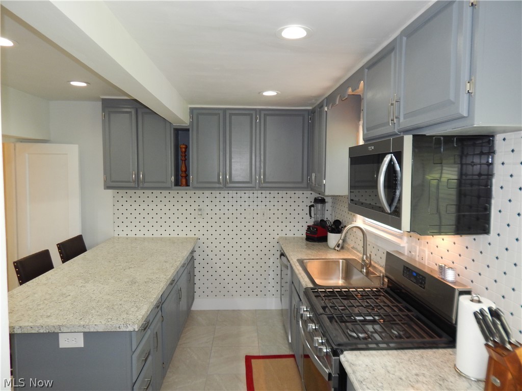 1669 Crest Road Cleveland Heights, OH 44121 - Photo 3 of 23