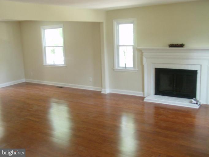 5927 Ebenezer Road White Marsh, MD 21162 - Photo 2 of 24 Living Room