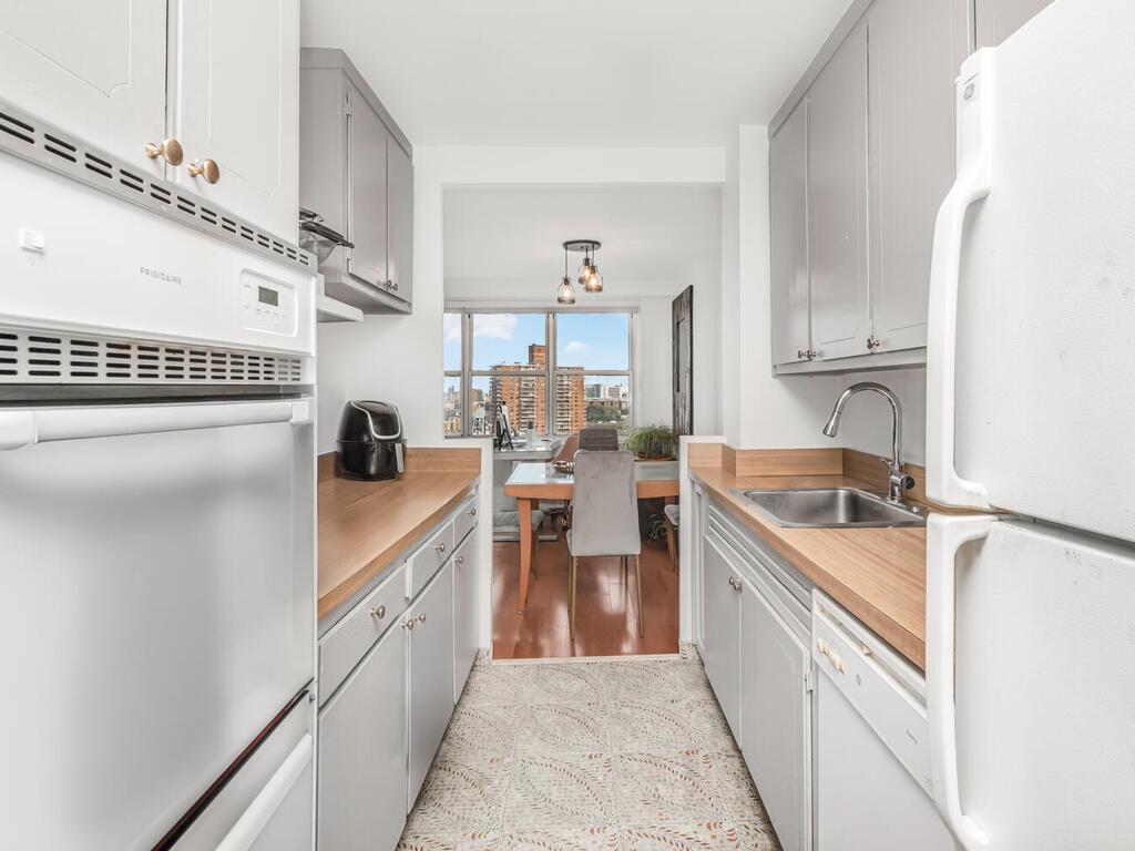 555 Kappock Street, Unit 18C Bronx, NY 10463 - Photo 5 of 19 a kitchen with cabinets and a stove
