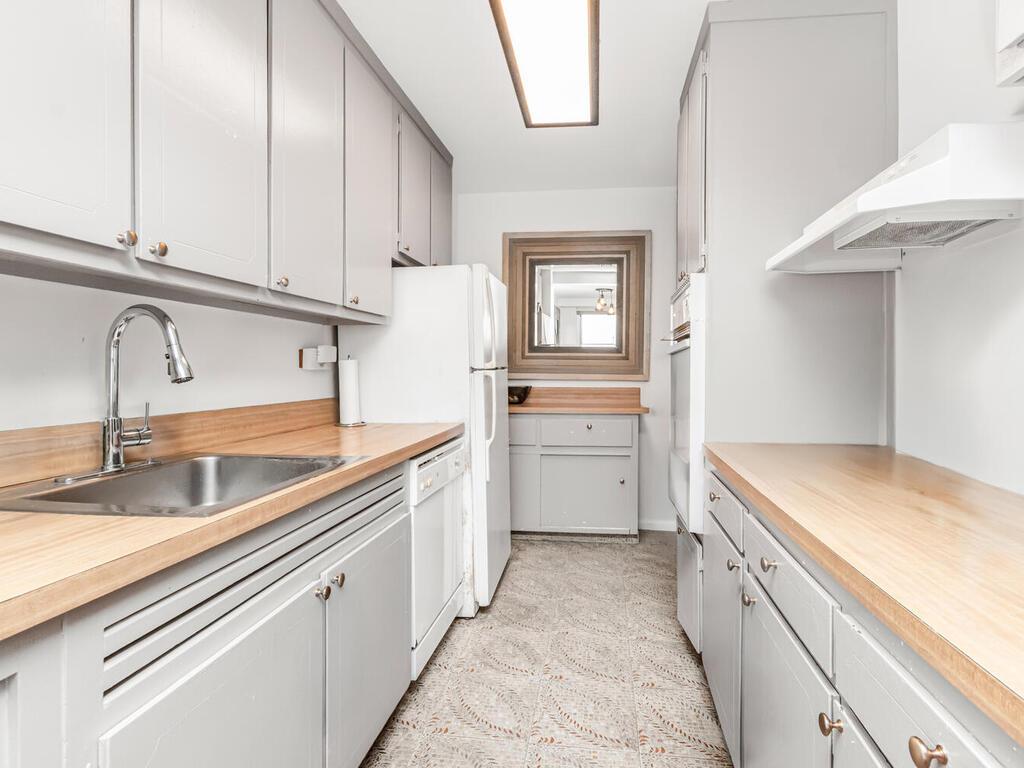 555 Kappock Street, Unit 18C Bronx, NY 10463 - Photo 6 of 19 a kitchen with a sink and cabinets