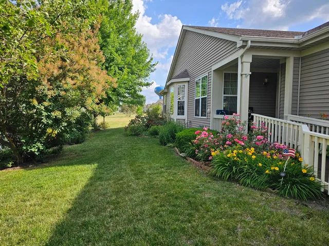 $384,500 | 21201 Lily Lake Lane, Crest Hill, IL 60403