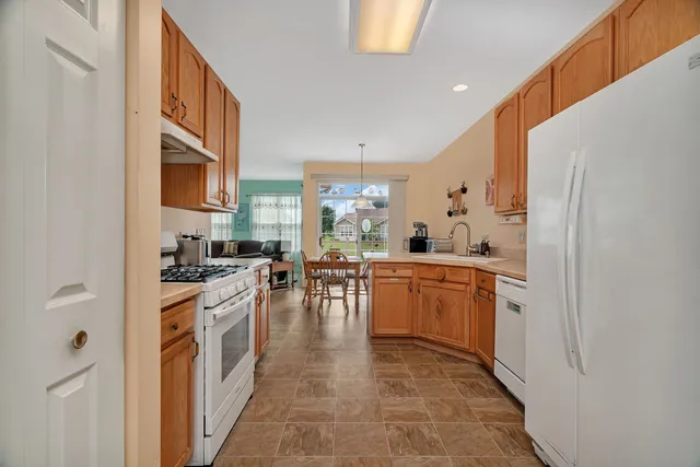 $384,500 | 21201 Lily Lake Lane, Crest Hill, IL 60403