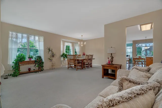 $384,500 | 21201 Lily Lake Lane, Crest Hill, IL 60403