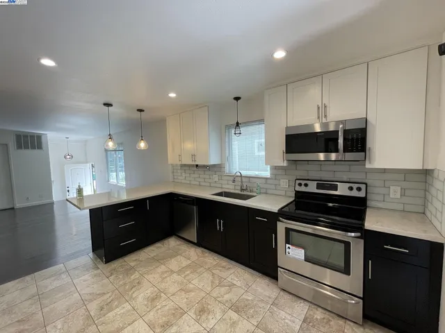 $2,900 | 808 14th Street, Oakland, CA 94607