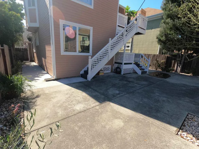 $2,900 | 808 14th Street, Oakland, CA 94607
