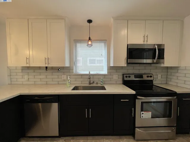 $2,900 | 808 14th Street, Oakland, CA 94607