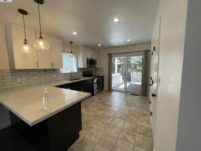 $2,900 | 808 14th Street, Oakland, CA 94607