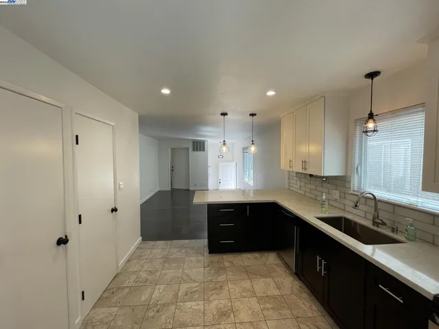 $2,900 | 808 14th Street, Oakland, CA 94607