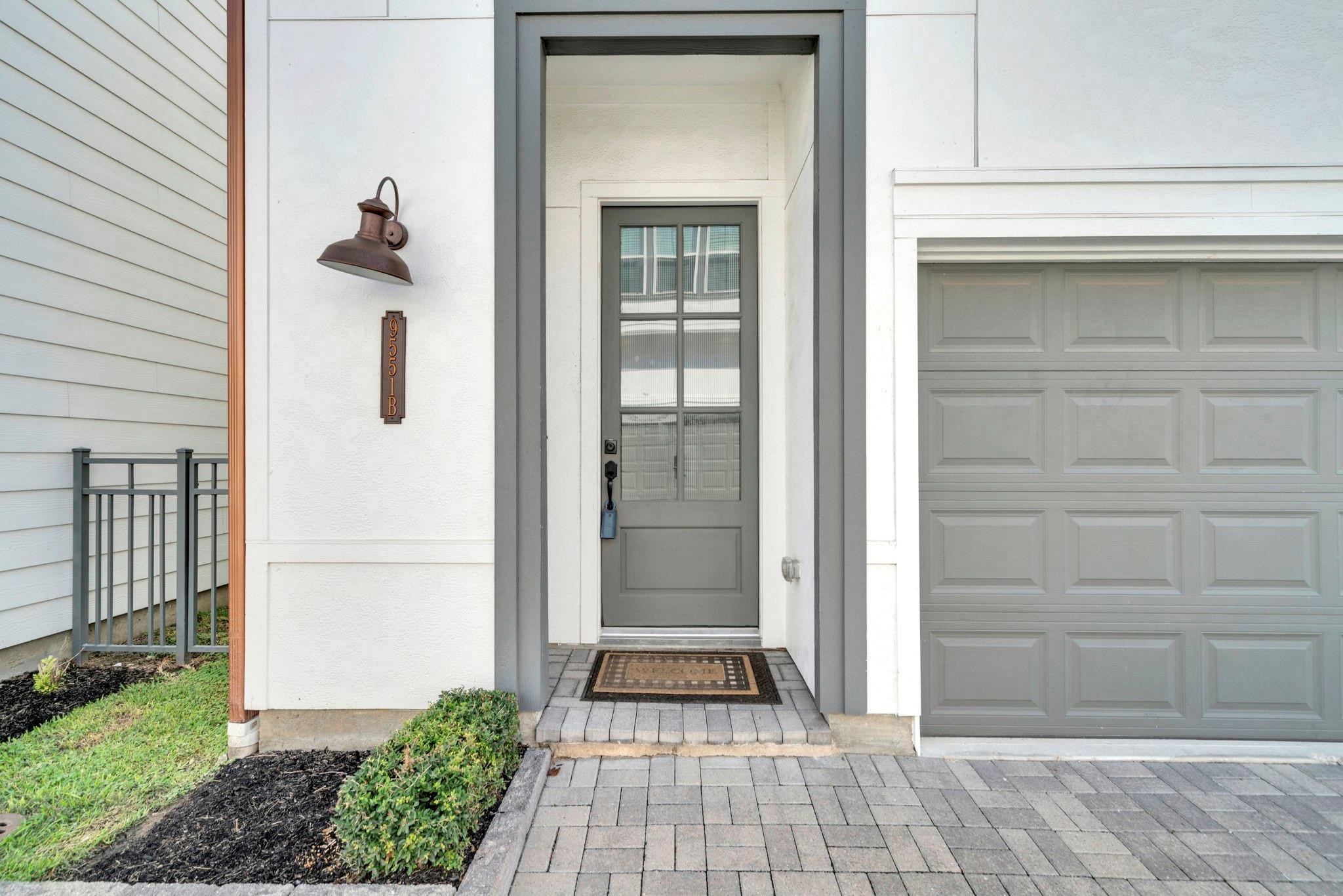 9551 Neuens Road, Unit B Houston, TX 77080 - Photo 3 of 32 a view of outdoor space