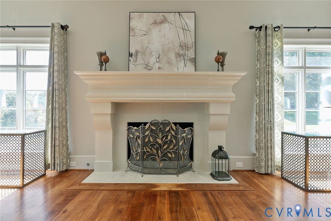 785 Oak Spring Lane Manakin-Sabot, VA 23103 - Photo 25 of 96 Inviting living area boasts quadruple crown moldin