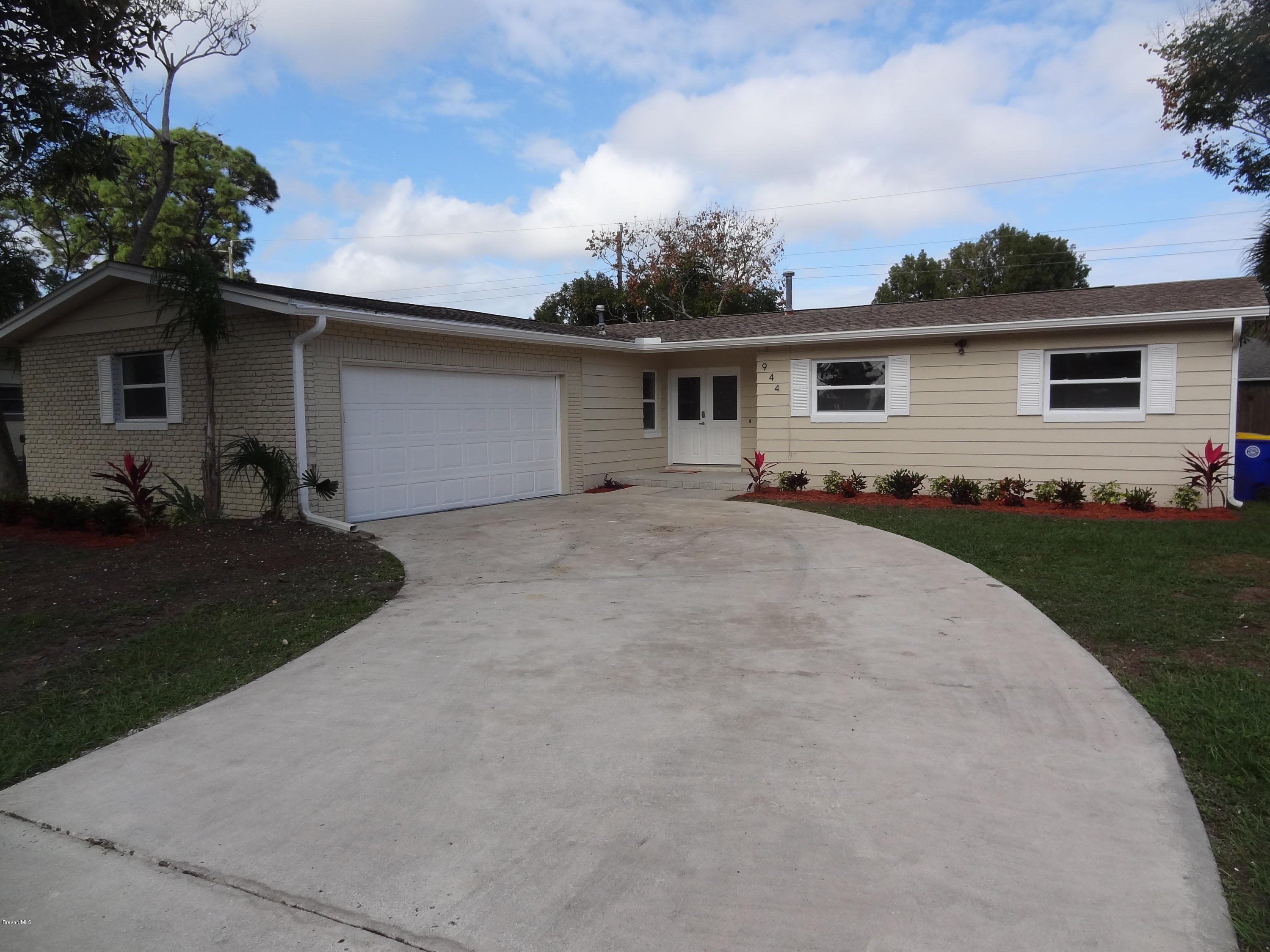 944 Kings Post Road Rockledge, FL 32955 - Photo 2 of 26 Fresh and Clean!!