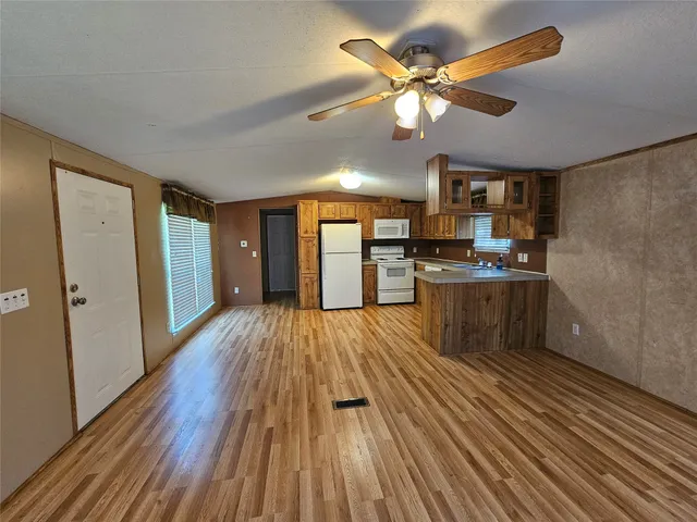 $950 | 1324 South Walker Road, Conroe, TX 77306