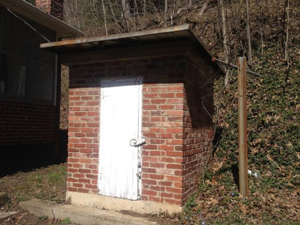 16227 Bull Run Road St. Paul, VA 24283 - Photo 24 of 27 Storage