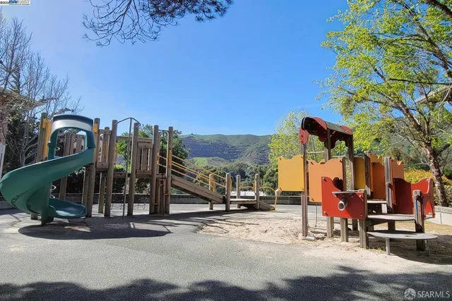 $890,000 | 633 Swallowtail Court, Brisbane, CA 94005