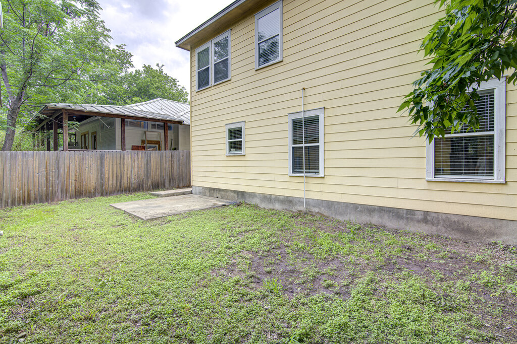 1702 Singleton Avenue, Unit A Austin, TX 78702 - Photo 26 of 27 a view of a backyard with a garden