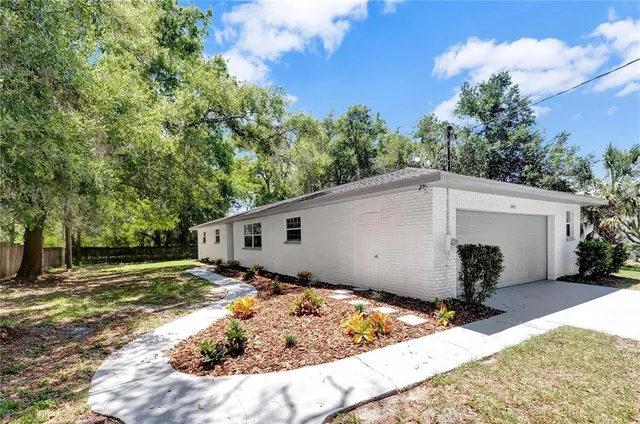 a view of a backyard