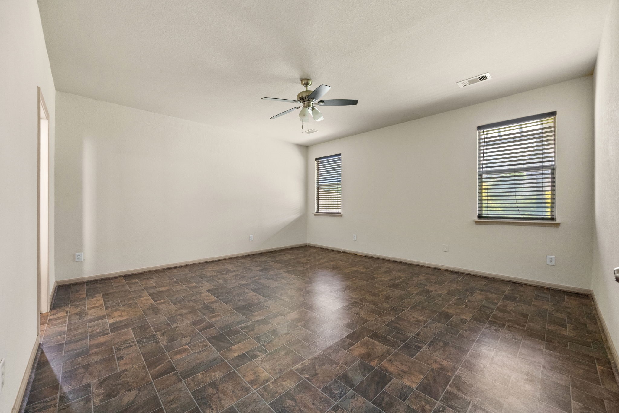 3606 Canvasback Lane Houston, TX 77047 - Photo 14 of 29 Expansive primary retreat located on first floor with large windows, ceiling fan, and plenty of room to create your own private sanctuary.