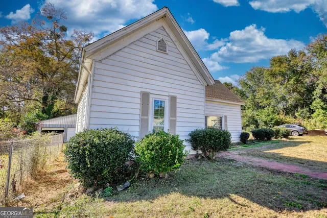 a view of a house with backyard and garden