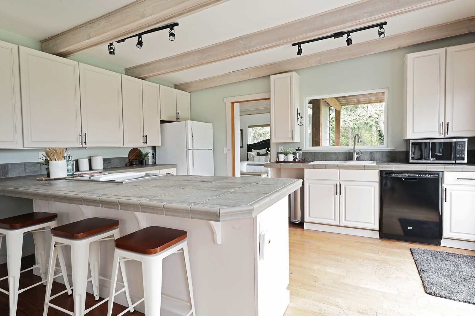 5880 Mutiny Bay Road Freeland, WA 98249 - Photo 17 of 40 a kitchen with a stove a sink and a refrigerator