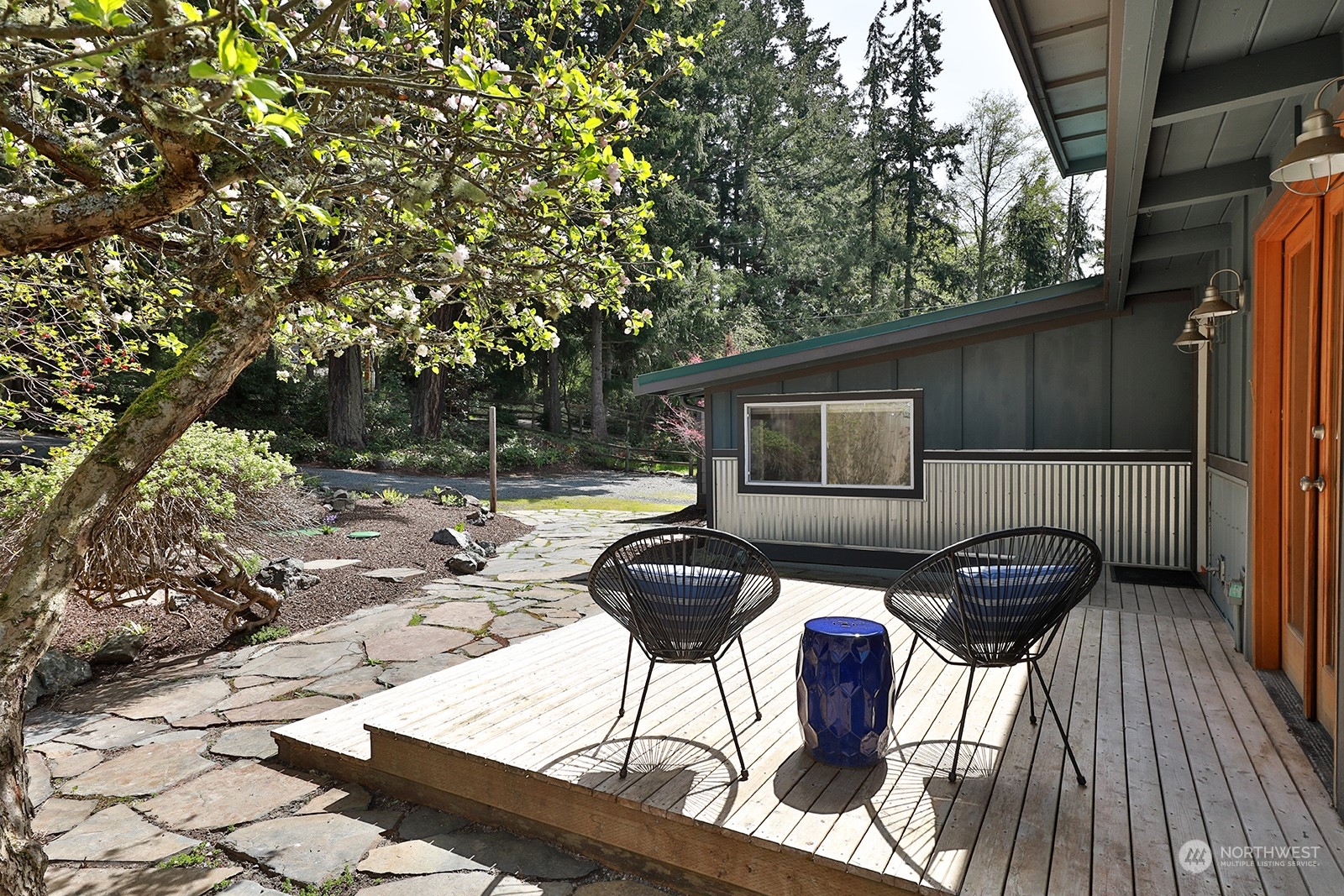 5880 Mutiny Bay Road Freeland, WA 98249 - Photo 4 of 40 a backyard of a house with table and chairs