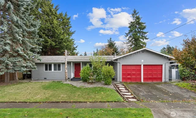 a view of front of a house with a yard