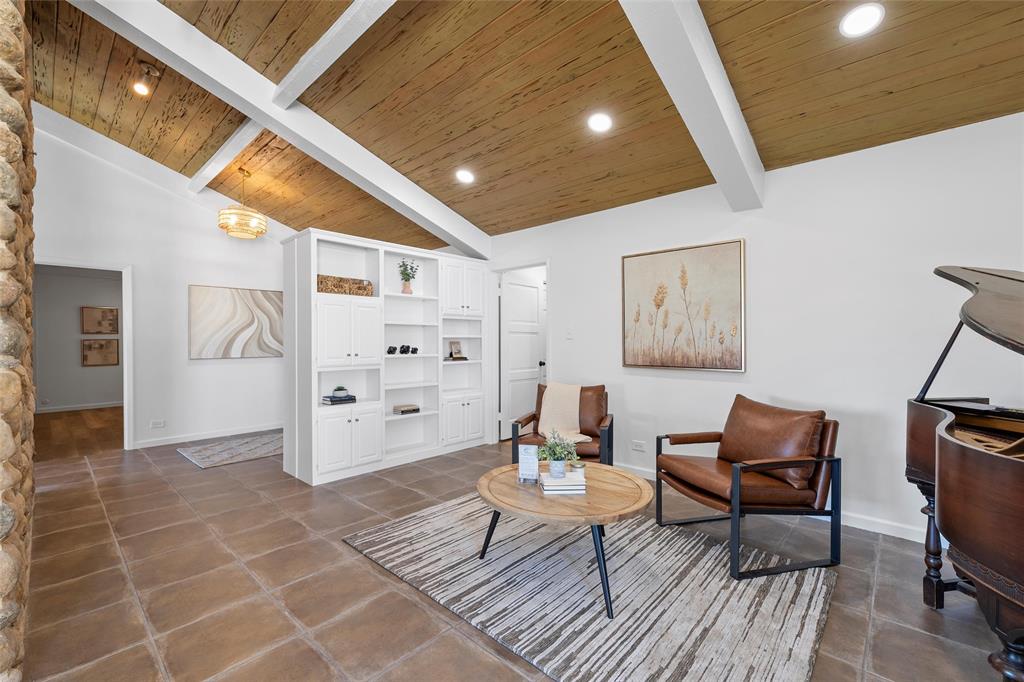 925 Church Road McGregor, TX 76657 - Photo 22 of 40 a living room with furniture