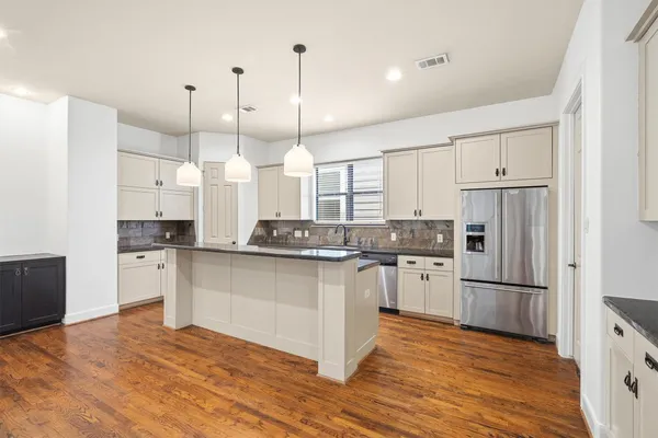 $2,975 | 1605 West 14th Street, Houston, TX 77008